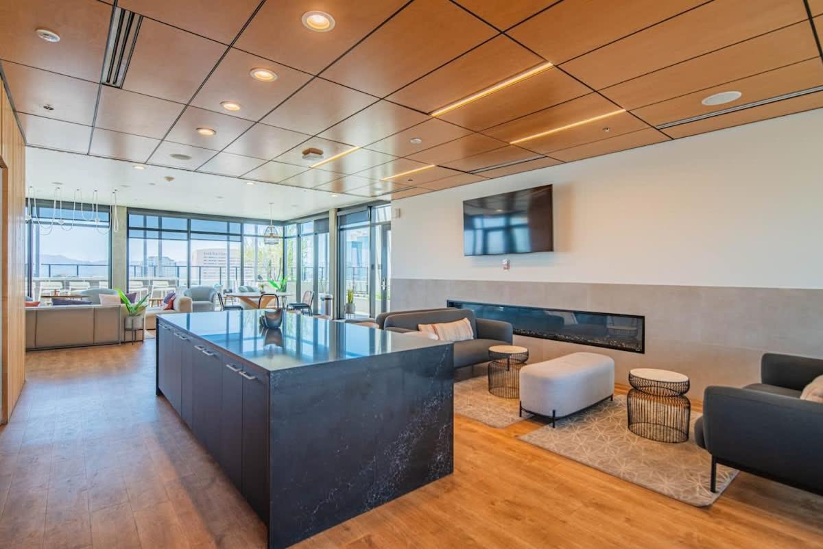 Detailed 2Bd, Highrise Dt, Pool, Gym, Parking, Sleeps 8 Leilighet Phoenix Eksteriør bilde