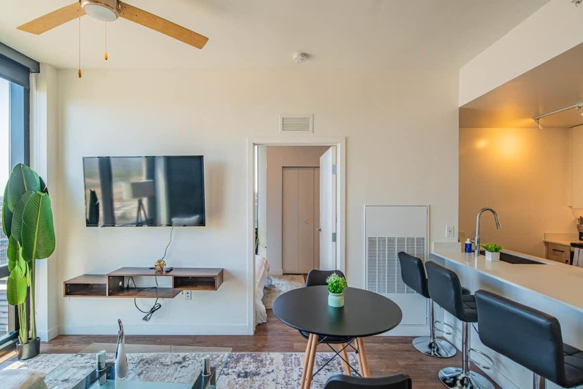 Detailed 2Bd, Highrise Dt, Pool, Gym, Parking, Sleeps 8 Leilighet Phoenix Eksteriør bilde